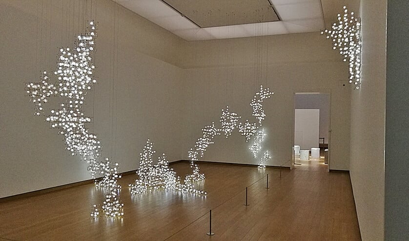 Studio Drift, Fragile Future 3, 2009, fosforbrons, paardenbloemzaden, ledlampen. Stedelijk Museum, Amsterdam. (nd)