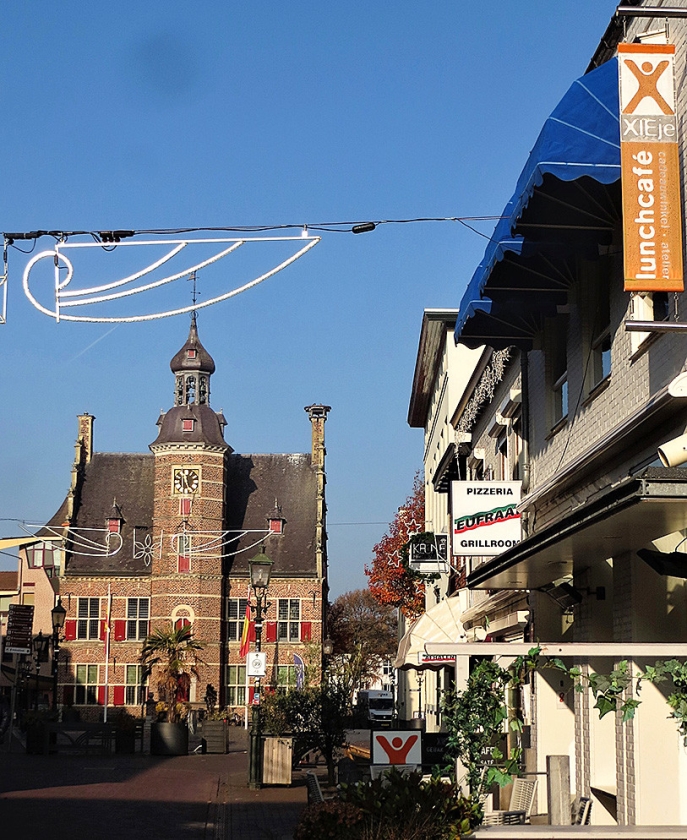 ‘Bijzonder’ lunchcafé XIEje met zicht op het oude stadhuis. (nd)