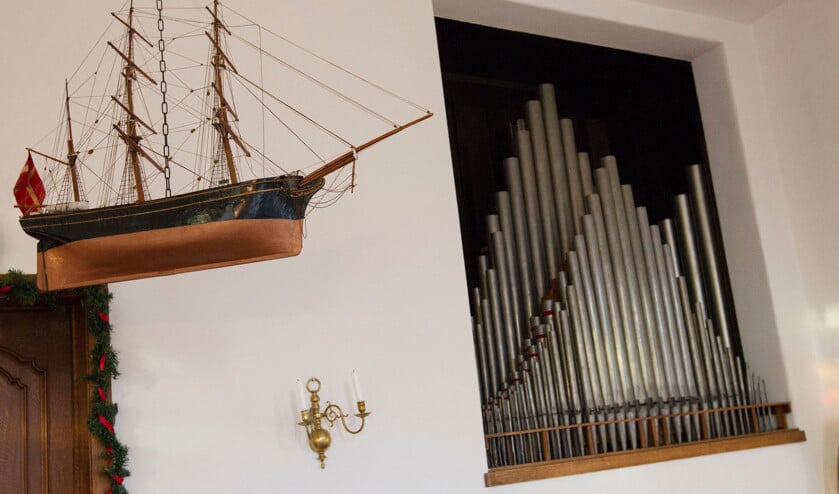 Het schip met Deense vlag dat voor in de kerkzaal hangt. Vroeger was de kerk een Zweedse én Deense zeemanskerk. (Anton Dommerholt)
