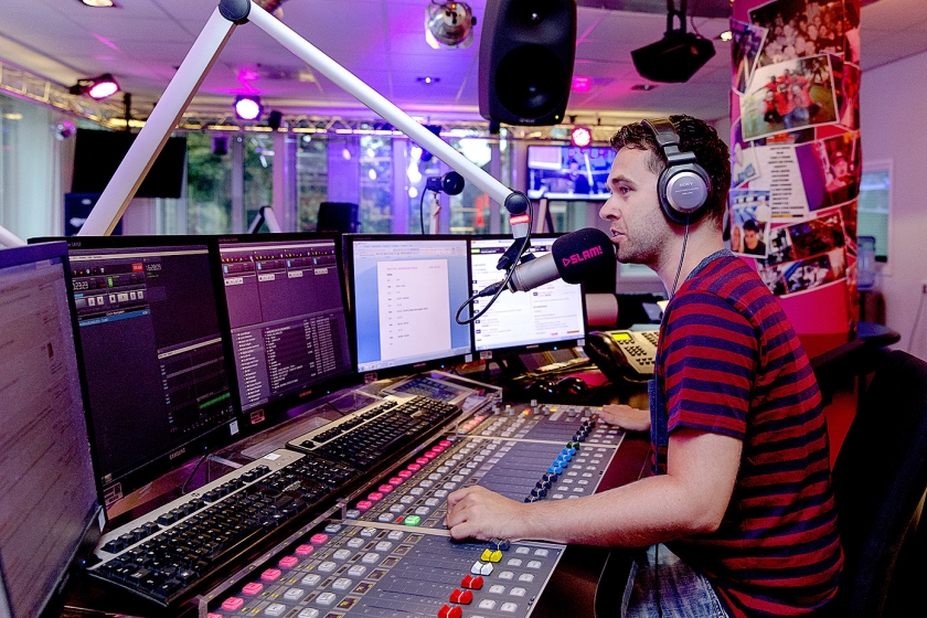 Dj Robin Lefeber van de commerciële radiozender SLAM! Er zijn omroepen die componisten contracten laten tekenen die voor de makers van muziek financieel ongunstig zijn. (anp / Sander Koning)