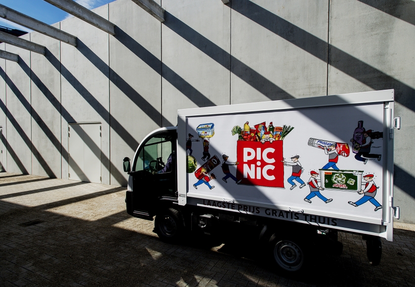 Boodschappendienst Picnic geeft zijn chauffeurs training in het rechtop houden van hun smalle, wendbare busjes. (anp / Robin van Lonkhuisen)