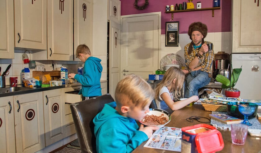 Een van de tweeduizend deelnemers aan het experiment dat ruim een jaar geleden begon, is de Finse Juha Jarvinen, hier op de foto met zijn kinderen. (epa / Mika Putro)