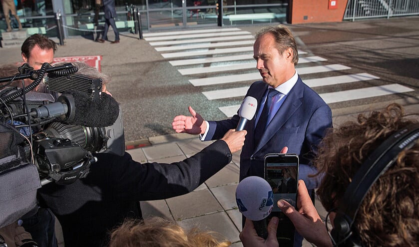 Siemens-directeur Huub Banus van de Siemens-vestiging in Hengelo staat na een bijeenkomst met personeel in het stadion van FC Twente de media te woord. Het personeel van het Duitse technologieconcern werd vrijdag in de Grolsch Veste bijgepraat over de sluiting van de vestiging in Hengelo. De topman van de divisie gaf via een videoverbinding uitleg. Er werken zo’n zeshonderd mensen in de vestiging. (anp / Vincent Jannink)