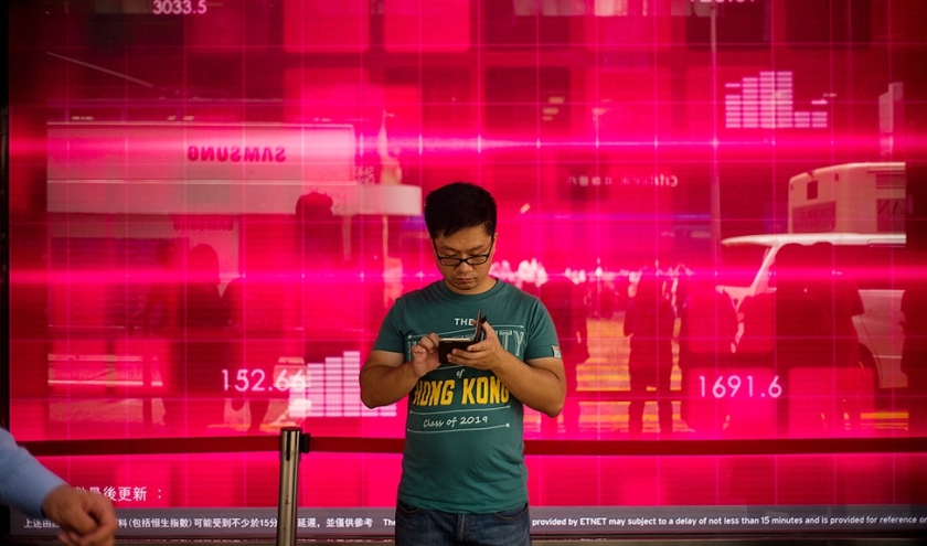 China houdt precies bij wat er met apps allemaal kan. Apple heeft een app die betogers in Hongkong in hun strijd gebruikten, uit zijn appwinkel verwijderd. (afp / Anthony Wallace)
