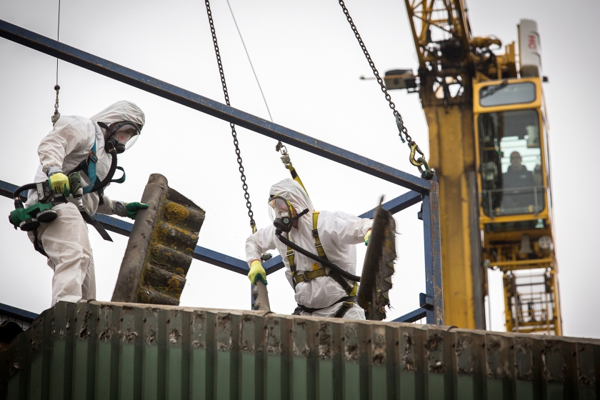 Een asfaltdak wordt van een schuur verwijderd. Particulieren, bedrijven en instellingen mogen vanaf 1 januari 2024 geen asbestdaken meer hebben. (Harry Cock)