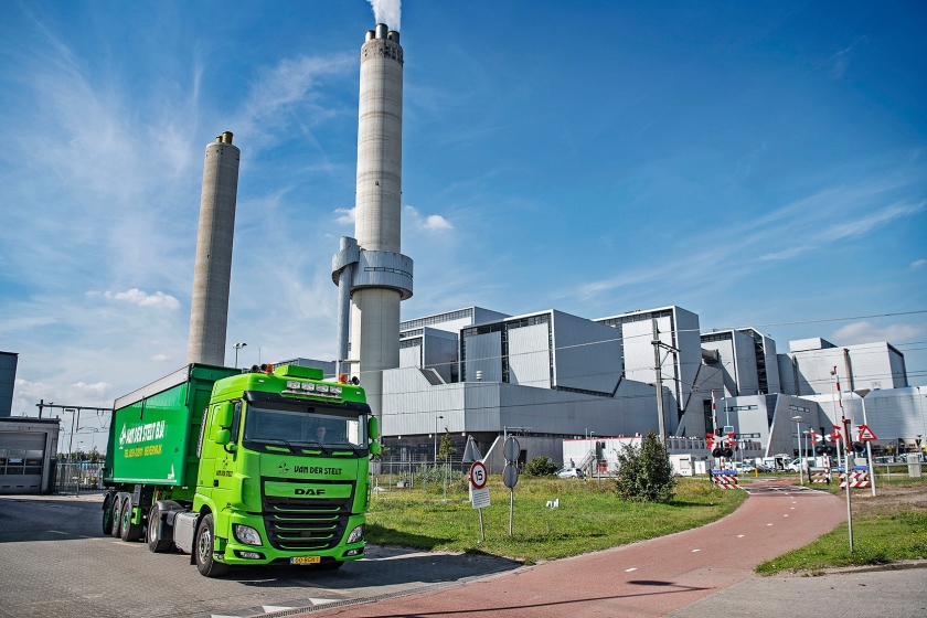 Een vrachtwagen met slib passeert vuilverbrander AEB in Amsterdam, waar hij niet meer terechtkan, om de vracht naar Terneuzen te brengen.