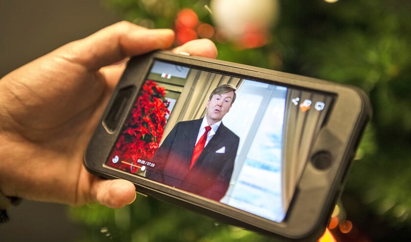 Op eerste kerstdag spreekt koning Willem-Alexander zijn kersttoespraak niet uit in Villa Eikenhorst, zoals hier vorig jaar, maar in Paleis Noordeinde. (anp / royal images Alexander Schippers)