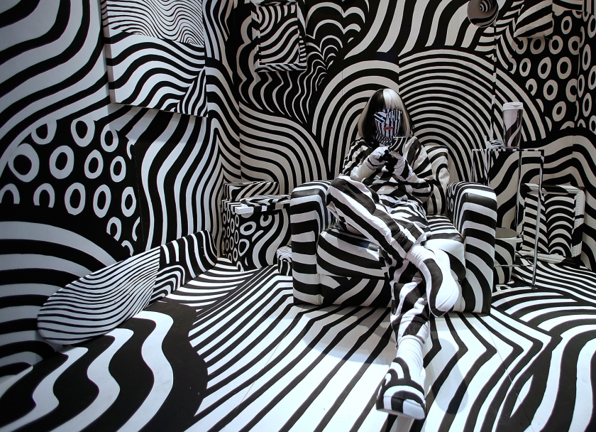 Kunstenaar Shigeki Matsuyama maakte dit bijzondere kunstwerk. Het staat in Tokio bij een tentoonstelling met de naam The art of camouflage (De kunst van het camoufleren). Als je goed kijkt, zie je een vrouw in een stoel zitten met een mobiel in haar hand. En misschien zie je nog wel meer, als je het volhoudt om te kijken ... (ap / Shuji Kajiyama)