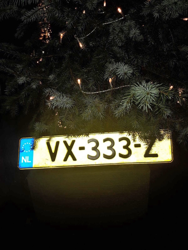 Viral: Kentekenplaat in de kerstboom (twitter)