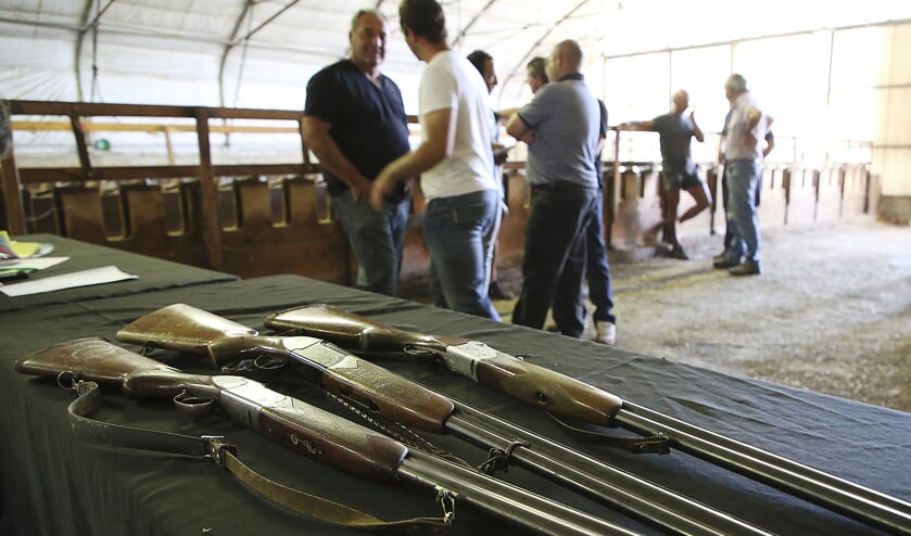Franse jagers ontmoeten elkaar bij Asasp-Arros in Zuidwest-Frankrijk. Critici willen strengere veiligheidsmaatregelen. (ap / Bob Edme)