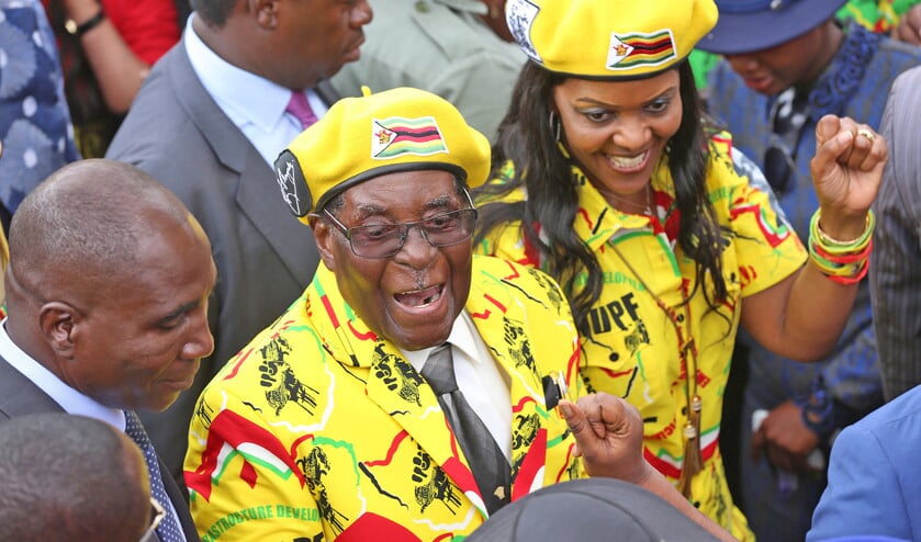 Robert Mugabe met zijn vrouw Grace, die zich uit zijn schaduw wist te werken, maar nu toch naast het presidentschap van Zimbabwe grijpt. (anp en library of congress)