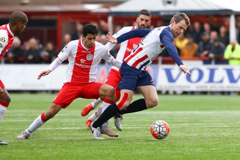 Vincent van den Berg (r.) van Excelsior Maassluis weet langs drie spelers van IJsselmeervogels te glippen. De Maassluise equipe bleef zaterdag voor de achttiende keer op rij ongeslagen. (Orange Pictures / Pim Waslander)