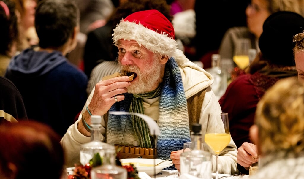 2016-12-19 20:14:03 AMSTERDAM - Daklozen en medewerkers van het Leger des Heils zitten samen aan de kerstdis van het Leger des Heils in de Koepelkerk van het Renaissance Amsterdam Hotel. ANP ROBIN VAN LONKHUIJSEN ( beeld Robin van Lonkhuijsen)