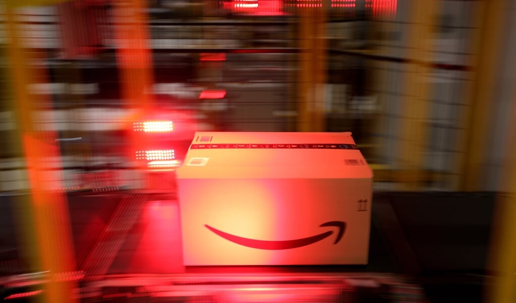 2019-12-17 12:09:21 epa08077439 A package goes through a fully automated scanner system at the Amazon logistic and distribution center in Moenchengladbach, Germany, 17 December 2019. According to the company, Amazon has invested around 105 million euros in the most modern logistics centre in Europe. A technology developed by Amazon itself ensures that the robots drive the shelves to the warehouse workers. EPA/FRIEDEMANN VOGEL (beeld FRIEDEMANN VOGEL)