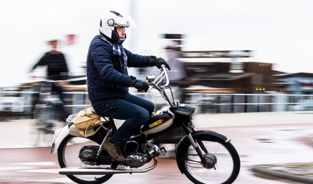 Liefhebbers van bromfietsen van Puch en Tomos rijden van Scheveningen naar Den Haag tijdens de dertigste editie van de Kouwe Klauwe. Het is de jubileumrit van bromfietsclub Den Haagschen Puch, die dertig jaar bestaat. (beeld anp / Freek van den Bergh)