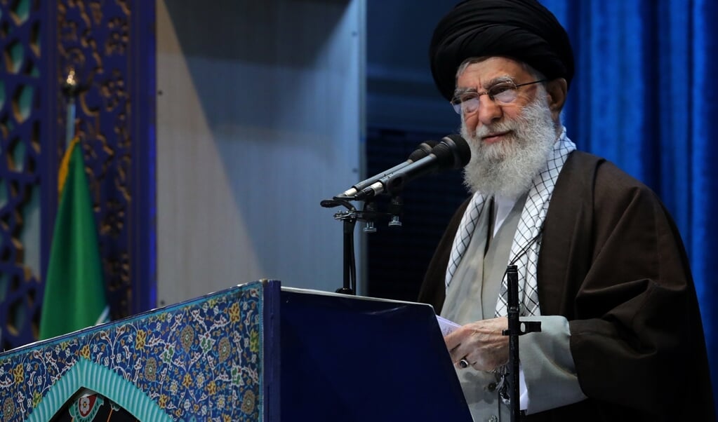 2020-01-17 11:49:58 epa08135380 A handout photo made available by Iran's Supreme Leader Office shows Iranian Supreme Leader Ayatollah Ali Khamenei delivering a speech during a Friday prayer ceremony in Tehran, Iran, 17 January 2020. The supreme leader commented on the nuclear deal and the ongoing tensions with the United States, media reported. EPA/IRAN'S SUPREME LEADER OFFICE HANDOUT HANDOUT EDITORIAL USE ONLY/NO SALES (beeld EPA/IRAN'S SUPREME LEADER OFFICE HANDOUT HANDOUT EDITORIAL USE ONLY/NO SALES)