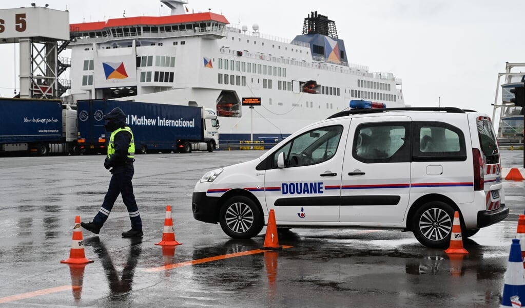 2019-09-24 11:37:52 epa07866572 A custom officer looks at trucks on their way to Great Britain during a day of test in case of Brexit at the terminal Ferry in Calais, northern France, 24 September 2019. French customs officials carried out their third dress rehearsal for a no-deal Brexit in as many weeks, submitting trucks in Calais to border checks, which exporters fear could act as a brake on cross Channel trade. EPA/DENIS CHARLET / POOL MAXPPP OUT (beeld Epa/denis Charlet / Pool Maxppp out)