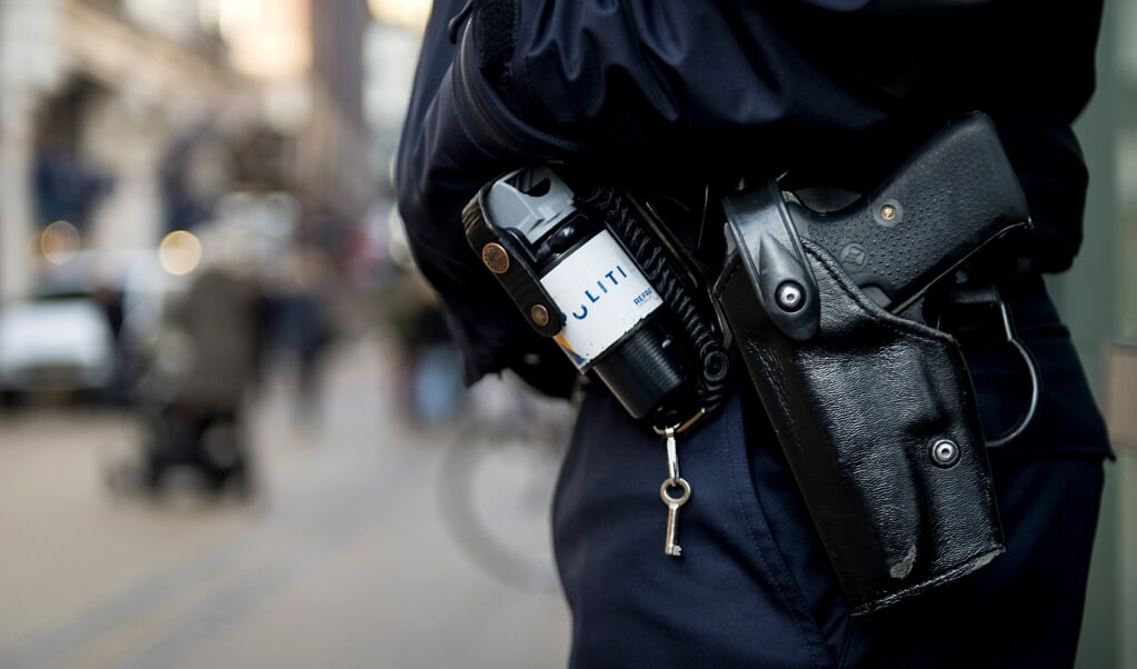 2015-01-22 12:54:29 GRONINGEN ILLUSTRATIE - Een politieagent in een winkelstraat. Dienstwapen, pepperspray, agent, uitrusting, politie. ANP XTRA KOEN VAN WEEL (beeld anp / Xtra Koen van Weel)