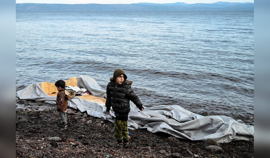 2020-03-01 07:41:44 Migrant children wait on a beach near Skala Sykamineas on the Greek Lesbos island after crossing the Aegean sea between Turkey and Greece on March 1, 2020. Greece has blocked nearly 10,000 migrants trying to enter at the Turkey border over the past 24 hours, a Greek government source said Sunday. "From 0600 (0400 GMT) Saturday morning to 0600 Sunday morning, 9,972 illegal entrances have been averted in the Evros area," a government source said, referring to the northeastern region along the Turkey border.
ARIS MESSINIS / AFP (beeld )