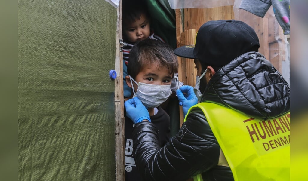 2020-03-28 12:31:08 A member of NGO "Team Humanity" shares handmade protective face masks to migrants and refugees in the camp of Moria in the island of Lesbos on March 28, 2020 as as the country is under lockdown to stop the spread of Covid-19 disease caused by the novel coronavirus.
Manolis LAGOUTARIS / AFP (beeld AFP)