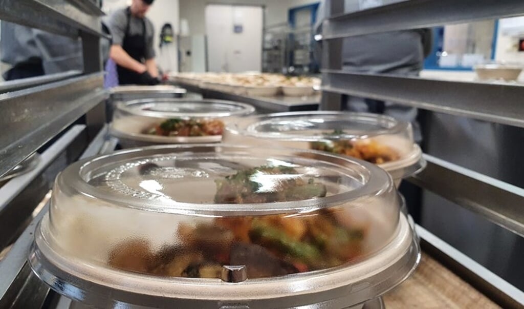 Restaurantmanager Ben Lachhab zamelde voedsel bij gesloten bedrijfsrestaurants in en maakte daar maaltijden voor ouderen van. (beeld omroep west)