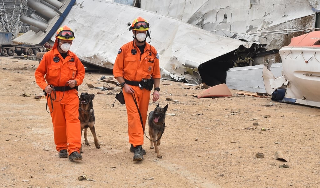 Dutch rescuers search the Beirut port on August 7, 2020, three days after a massive blast there shook the Lebanese capital. Rescuers helped by dogs combs through the rubble of Beirut port in a search for survivors. (beeld anp / Fadel Itani)