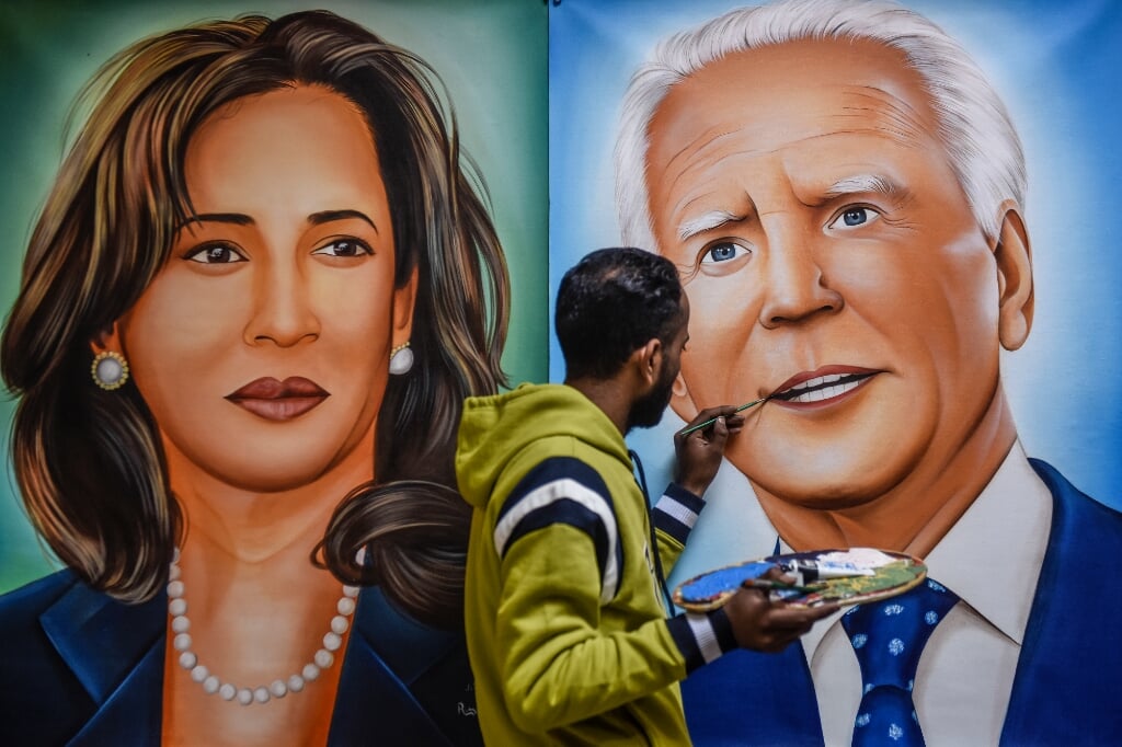 2021-01-19 07:29:26 Painter Jagjot Singh Rubal gives the final touches to a painting depicting US President-elect Joe Biden (R) and Vice President-elect Kamala Harris (L) in Amritsar on January 19, 2021.
NARINDER NANU / AFP (beeld Narinder Nanu / afp)