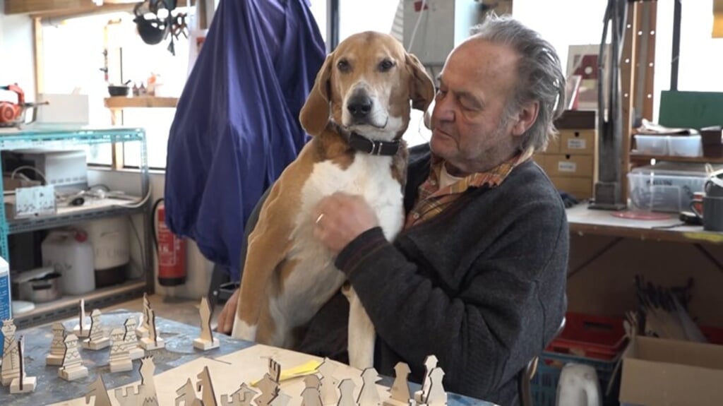 Kunstenaar Tijn Noordenbos in zijn atelier. De gemeente Delft heeft een van zijn kunstwerken per ongeluk bij het afval gezet. (beeld omroep west)