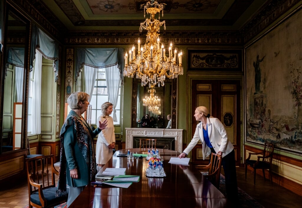2021-03-22 09:53:19 DEN HAAG - Fractieleider van D66 Sigrid Kaag (R) wordt in de Tweede Kamer ontvangen door verkenners Annemarie Jorritsma (VVD) en Kasja Ollongren (M, D66). De verkenners spreken met alle zeventien beoogde fractievoorzitters over mogelijke regeringscoalities. ANP BART MAAT (beeld anp / Bart Maat)