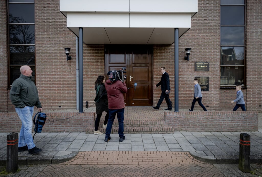 2021-03-28 09:38:42 URK - Kerkgangers betreden de Sionkerk. De Urker Sionkerk heeft besloten de beperkende landelijke coronamaatregelen op te heffen zodat het gebouw weer volledig is opengesteld voor kerkgangers. ANP (beeld anp)
