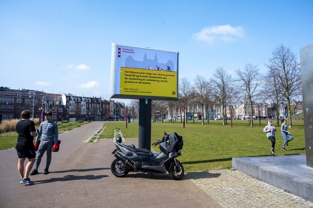 Op het bord staat dat het Museumplein afgesloten wordt vanwege de werkzaamheden. (beeld anp / Evert Elzinga)