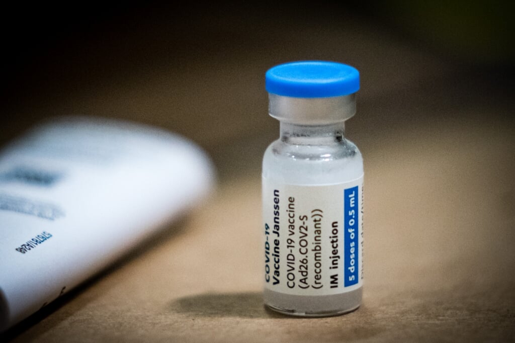 De eerste doses van het vaccins van farmaceut Janssen uit Leiden worden opgeslagen bij distributiecentrum Movianto. (beeld anp / Rob Engelaar)