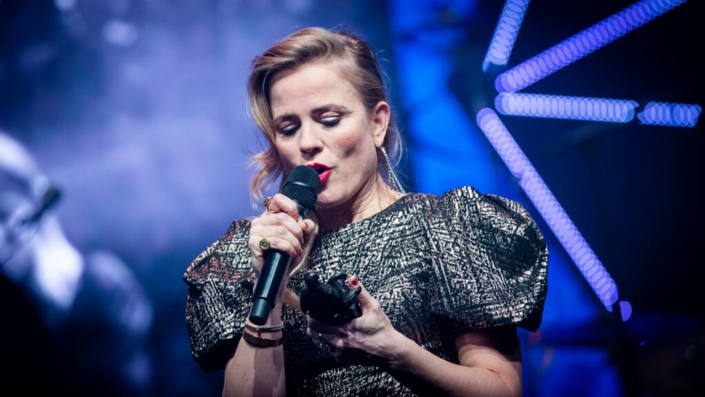 2020-02-10 23:50:57 AMSTERDAM - Ilse de Lange ontving de Edison voor de categorie Album tijdens de uitreiking van de Edison Pop 2020 prijzen in de Gashouder op de Westergasfabriek. ANP KIPPA LEVIN DEN BOER (beeld anp / Kippa Levin den Boer)