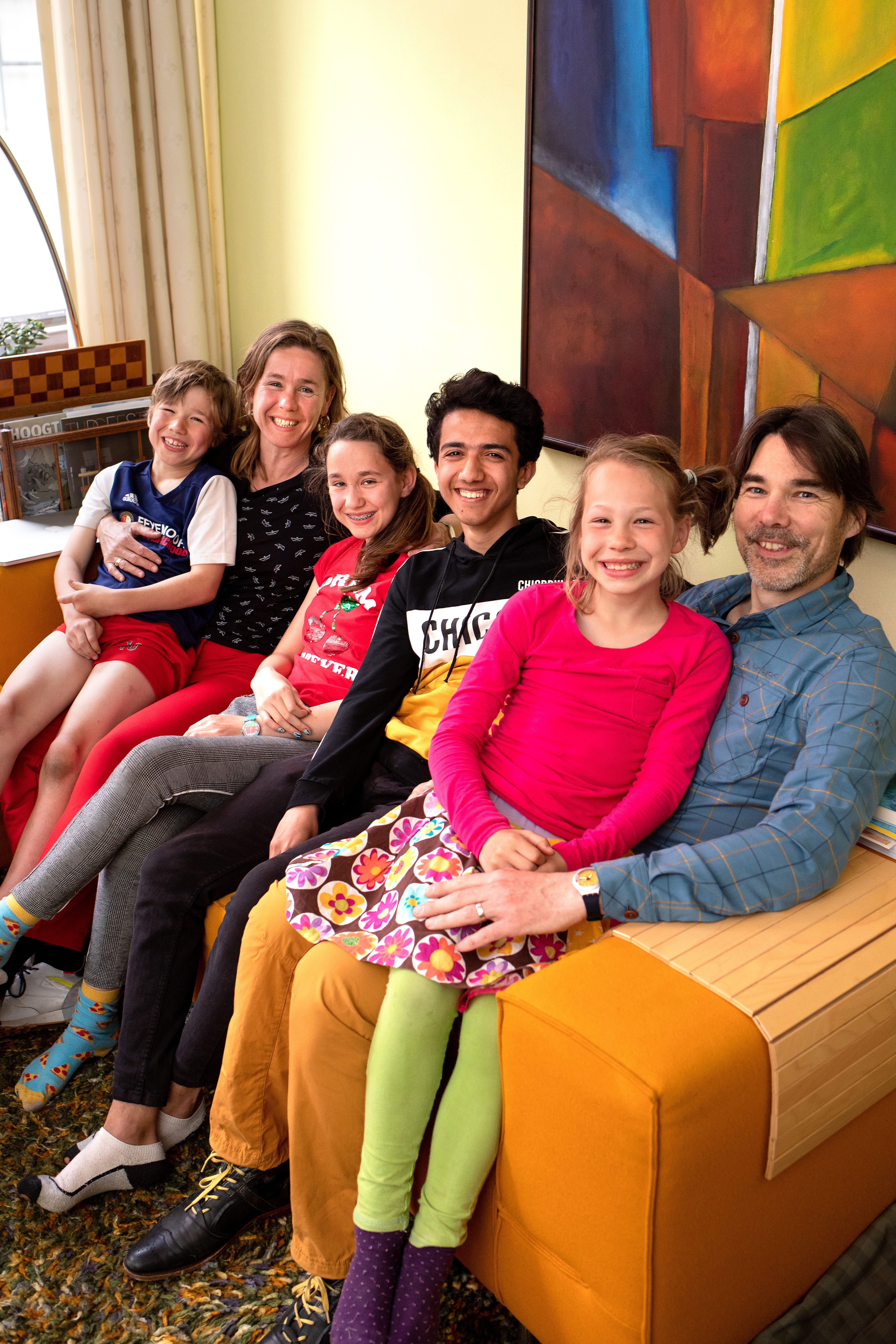 <p>DORDRECHT - De 19-jarige vluchteling Amran uit Jamen is twee jaar in Nederland en draait al 5 maanden mee in het gezin van Judith en John Robbemond in Dordrecht. Foto op de bank vlnr Christan, Judith, Jente, Amran, John, Danjah. Amran eet tijdens de vastenmaand ramadan pas na zonsondergang. COPYRIGHT DIRK HOL</p>